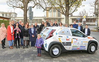 Sponsoren versammelt um das neue Auto des Bunten Kreis.