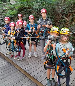 Kinder mit Kletterausrüstung. - Ausflug in den Kletterwald Sayn im Rahmen der Geschwistertage